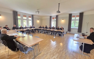 Spotkanie uczestników rekolekcji z prowadzącym w jednej z sal.