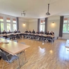 Spotkanie uczestników rekolekcji z prowadzącym w jednej z sal.