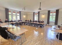 Spotkanie uczestników rekolekcji z prowadzącym w jednej z sal.