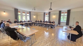 Spotkanie uczestników rekolekcji z prowadzącym w jednej z sal.