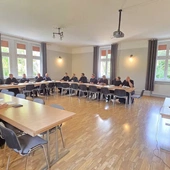 Spotkanie uczestników rekolekcji z prowadzącym w jednej z sal.