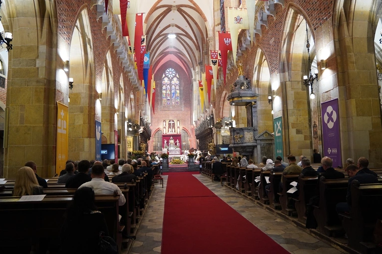Początek plenarnych obrad synodu archidiecezji wrocławskiej