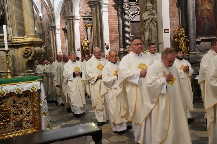 Początek plenarnych obrad synodu archidiecezji wrocławskiej