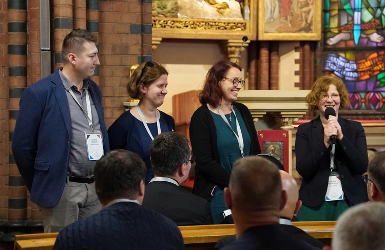 Obrady plenarne II Synodu Archidiecezji Wrocławskiej. Jak słudzy przy stągwiach w Kanie