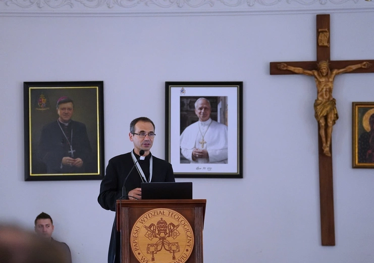 Obrady plenarne II Synodu Archidiecezji Wrocławskiej. Jak słudzy przy stągwiach w Kanie