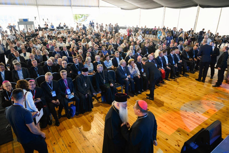 XII Zjazd Gnieźnieński – uczestnicy współtworzą końcowe Posłanie na rzecz trwałego pokoju