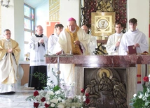 Biskup Andrzej Jeż dedykował Bogu kościół w Mogilnie
