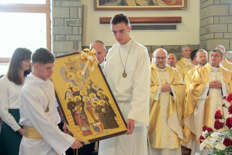 Biskup Andrzej Jeż dedykował Bogu kościół w Mogilnie