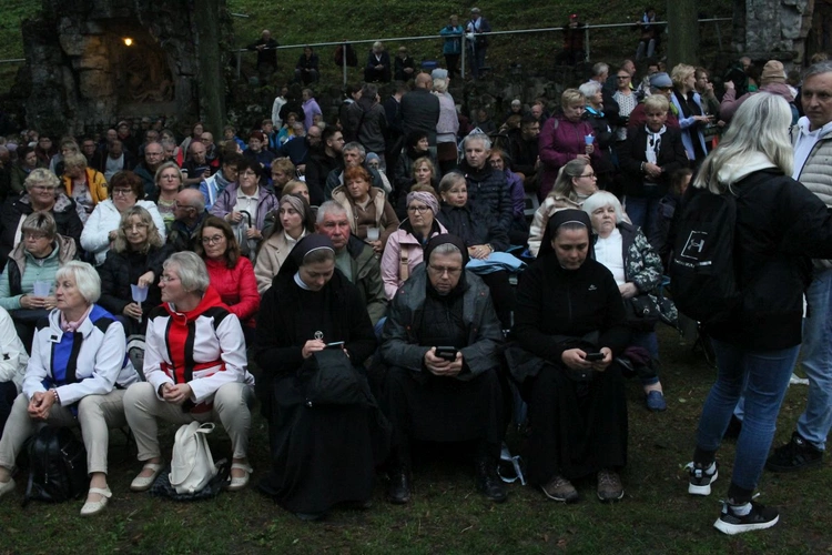 Nabożeństwo ze świecami podczas uroczystości Podwyższenia Krzyża Świętego