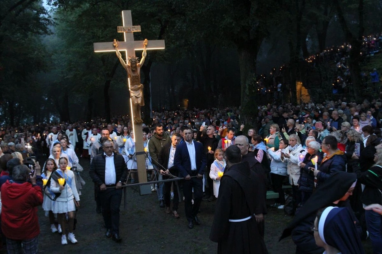 Nabożeństwo ze świecami podczas uroczystości Podwyższenia Krzyża Świętego