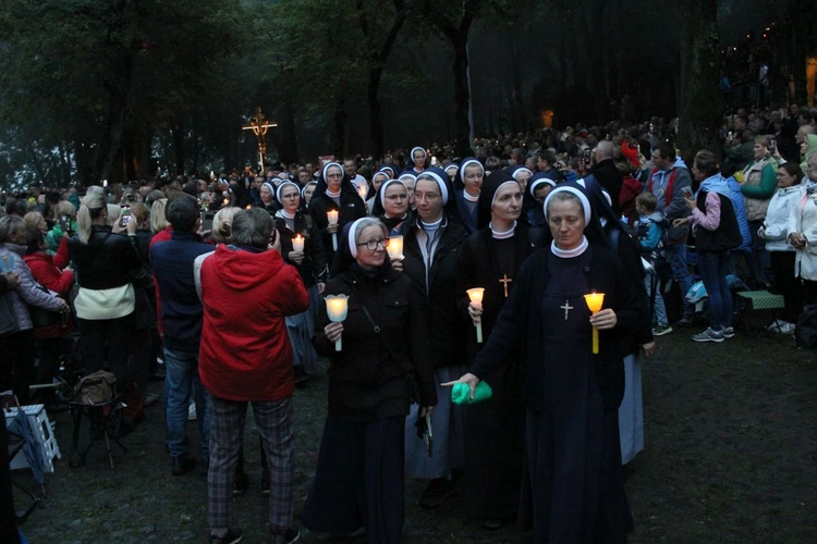Nabożeństwo ze świecami podczas uroczystości Podwyższenia Krzyża Świętego