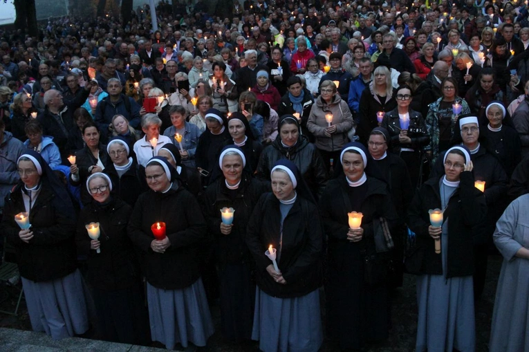 Nabożeństwo ze świecami podczas uroczystości Podwyższenia Krzyża Świętego