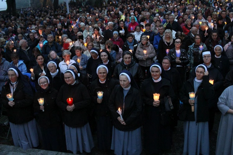 Nabożeństwo ze świecami podczas uroczystości Podwyższenia Krzyża Świętego