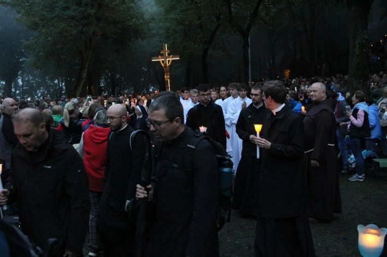 Nabożeństwo ze świecami podczas uroczystości Podwyższenia Krzyża Świętego