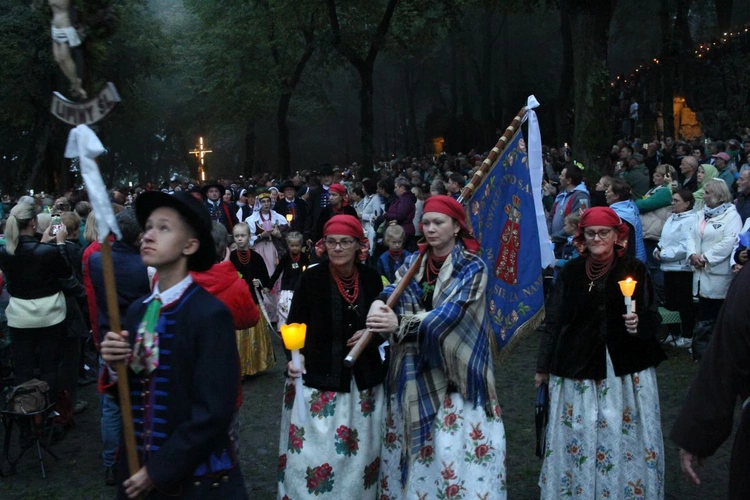 Nabożeństwo ze świecami podczas uroczystości Podwyższenia Krzyża Świętego