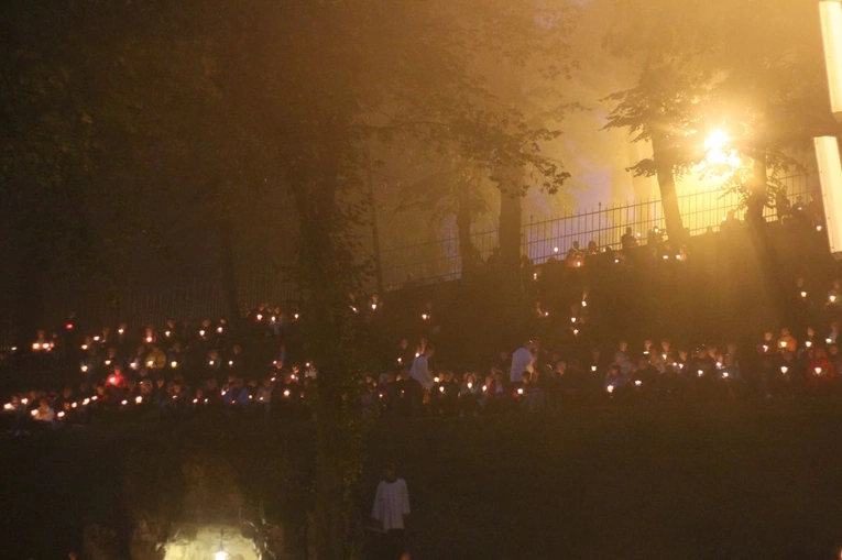 Nabożeństwo ze świecami podczas uroczystości Podwyższenia Krzyża Świętego