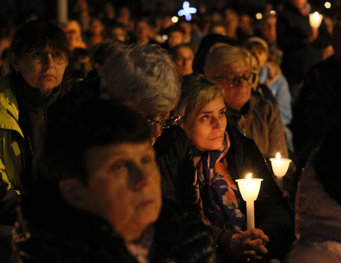 Nabożeństwo ze świecami podczas uroczystości Podwyższenia Krzyża Świętego