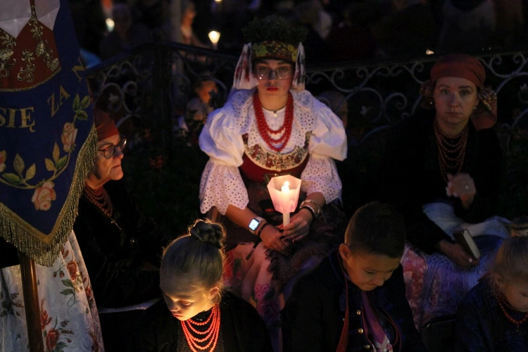 Nabożeństwo ze świecami podczas uroczystości Podwyższenia Krzyża Świętego