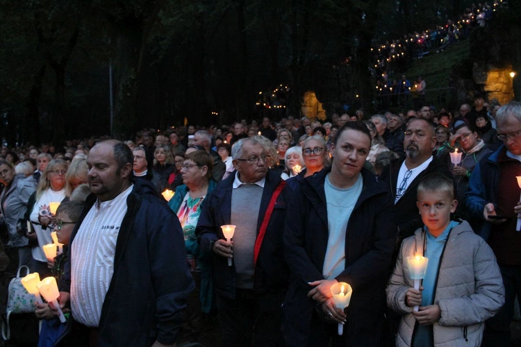Nabożeństwo ze świecami podczas uroczystości Podwyższenia Krzyża Świętego
