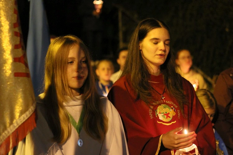 Nabożeństwo ze świecami podczas uroczystości Podwyższenia Krzyża Świętego
