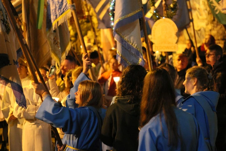 Nabożeństwo ze świecami podczas uroczystości Podwyższenia Krzyża Świętego
