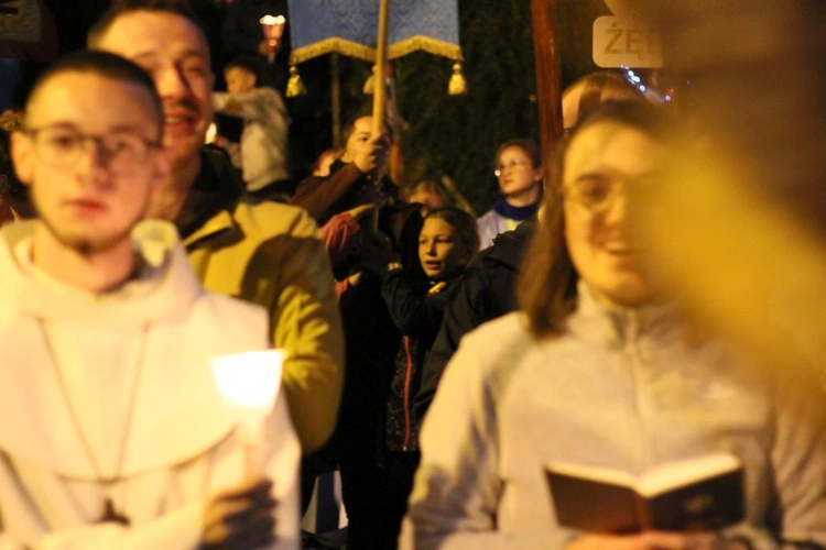 Nabożeństwo ze świecami podczas uroczystości Podwyższenia Krzyża Świętego