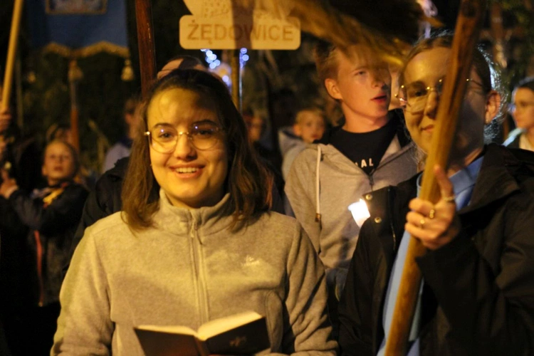 Nabożeństwo ze świecami podczas uroczystości Podwyższenia Krzyża Świętego
