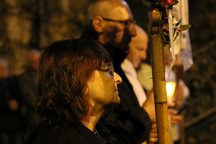 Nabożeństwo ze świecami podczas uroczystości Podwyższenia Krzyża Świętego