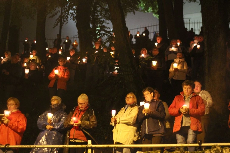 Nabożeństwo ze świecami podczas uroczystości Podwyższenia Krzyża Świętego