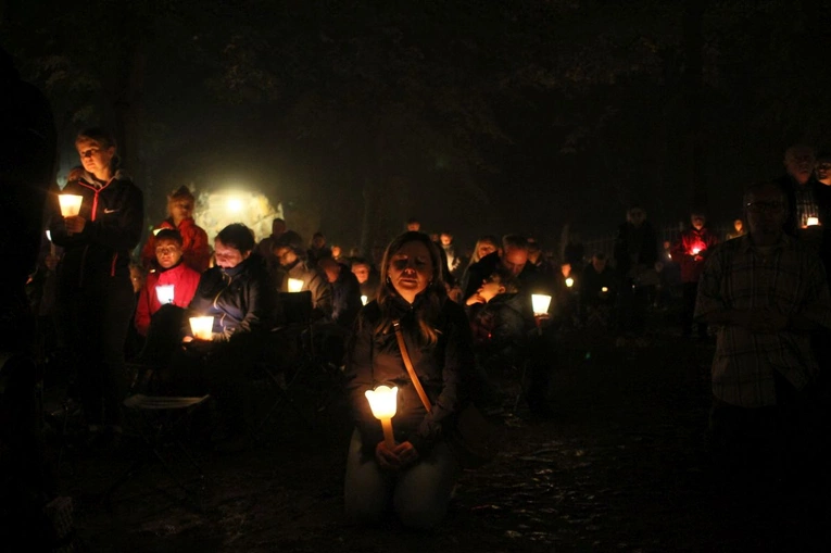 Nabożeństwo ze świecami podczas uroczystości Podwyższenia Krzyża Świętego