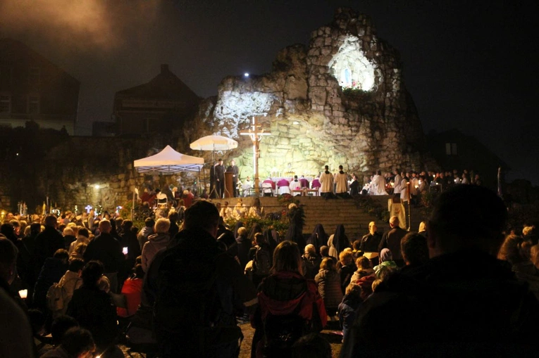 Nabożeństwo ze świecami podczas uroczystości Podwyższenia Krzyża Świętego