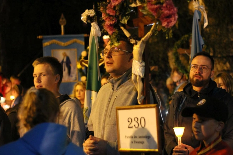 Nabożeństwo ze świecami podczas uroczystości Podwyższenia Krzyża Świętego