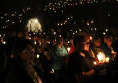 Nabożeństwo ze świecami podczas uroczystości Podwyższenia Krzyża Świętego