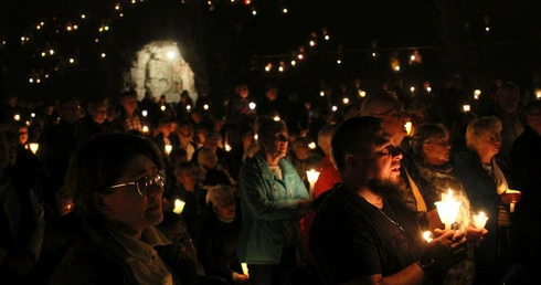 Nabożeństwo ze świecami podczas uroczystości Podwyższenia Krzyża Świętego