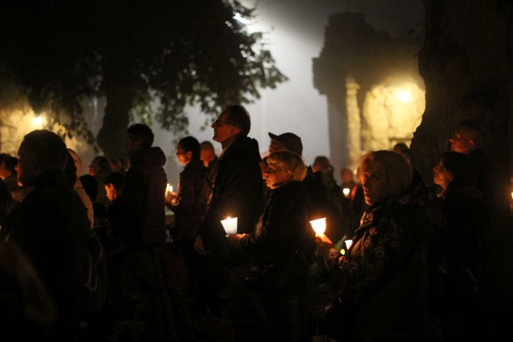 Nabożeństwo ze świecami podczas uroczystości Podwyższenia Krzyża Świętego