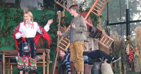 Sztukę wystawili członkowie grupy teatralnej Aktorzy Bo*Boży. 