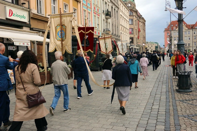 Procesja z relikwiami św. Doroty i św. Stanisława we Wrocławiu 2025