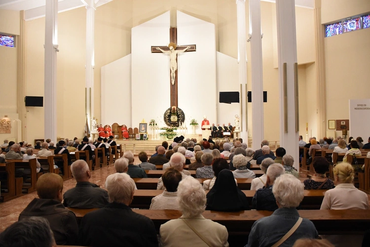 Eucharystia pod przewodnictwem bp. Szlachetki