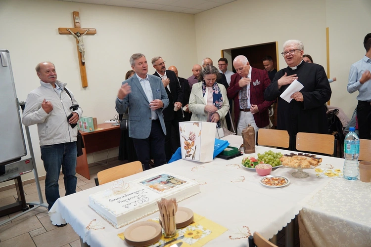 Od 60 lat pełni służbę przy ołtarzu