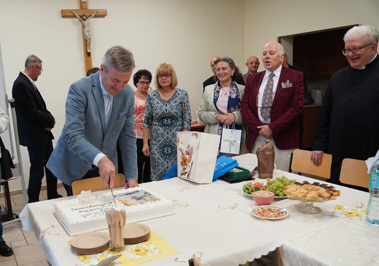 Od 60 lat pełni służbę przy ołtarzu