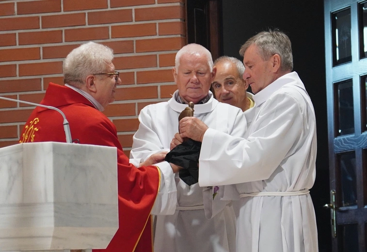 Od 60 lat pełni służbę przy ołtarzu