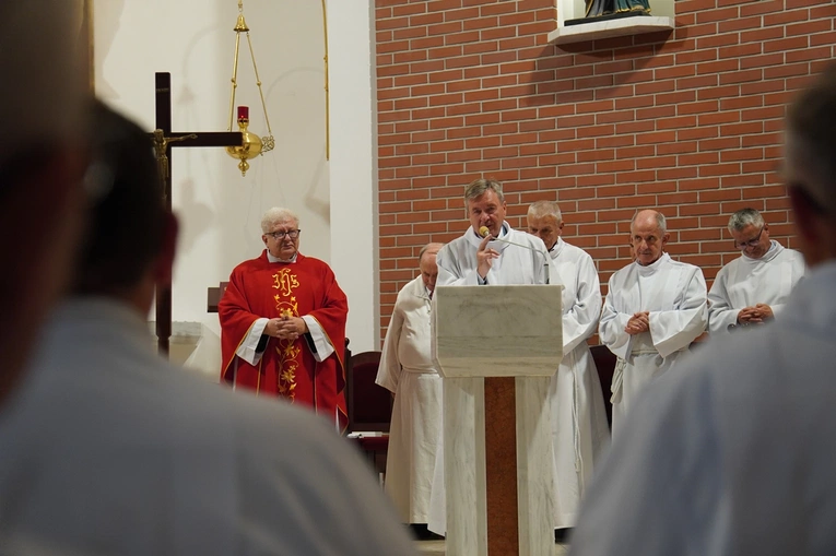 Od 60 lat pełni służbę przy ołtarzu