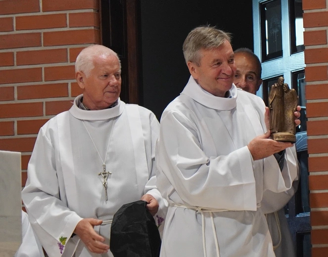 Od 60 lat pełni służbę przy ołtarzu