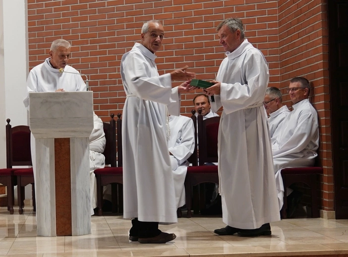 Od 60 lat pełni służbę przy ołtarzu