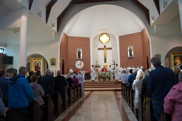 Od 60 lat pełni służbę przy ołtarzu