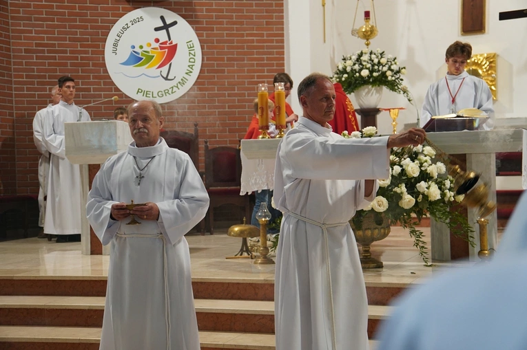 Od 60 lat pełni służbę przy ołtarzu