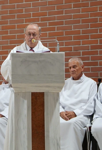 Od 60 lat pełni służbę przy ołtarzu