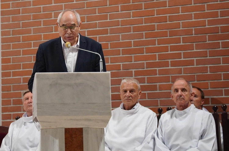 Od 60 lat pełni służbę przy ołtarzu