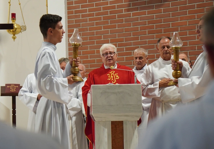 Od 60 lat pełni służbę przy ołtarzu