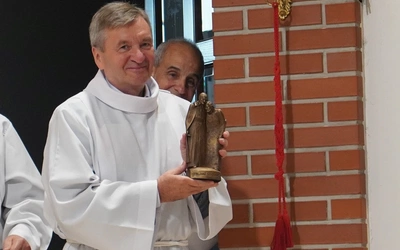 Od 60 lat pełni służbę przy ołtarzu
